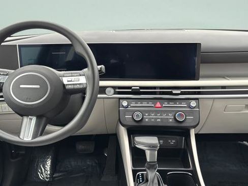 Certified 2025 Hyundai Tucson SE image 9