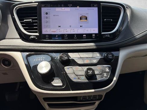 Used 2023 Chrysler Pacifica Touring-L FWD image 19