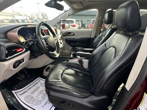 Used 2018 Chrysler Pacifica Touring-L Plus w/ Tire & Wheel Group image 16