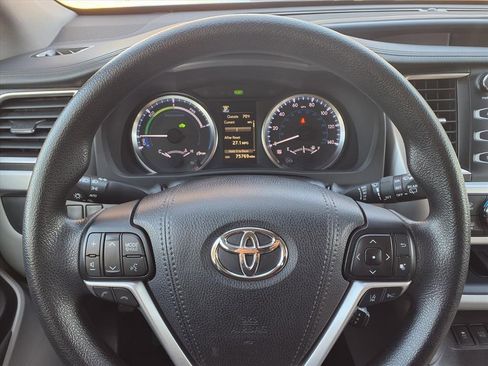 Used 2017 Toyota Highlander LE image 21