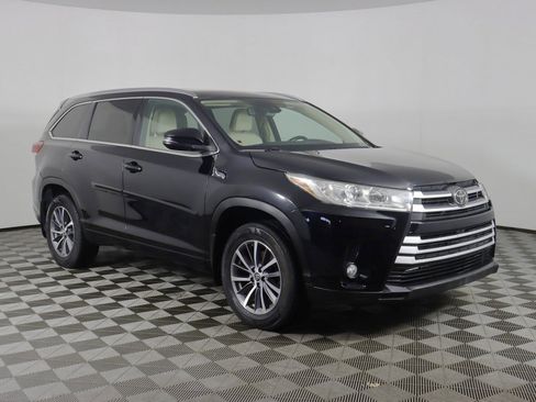Used 2018 Toyota Highlander XLE image 2