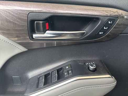 Used 2024 Toyota Highlander Limited image 5