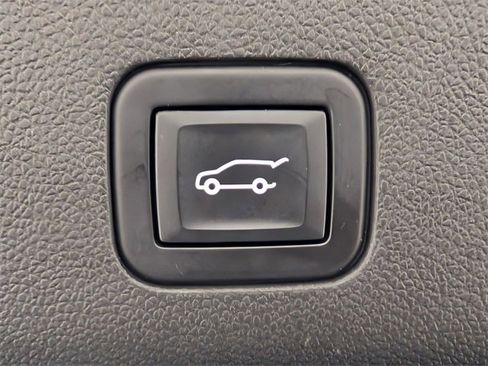 Used 2023 GMC Yukon SLT image 33