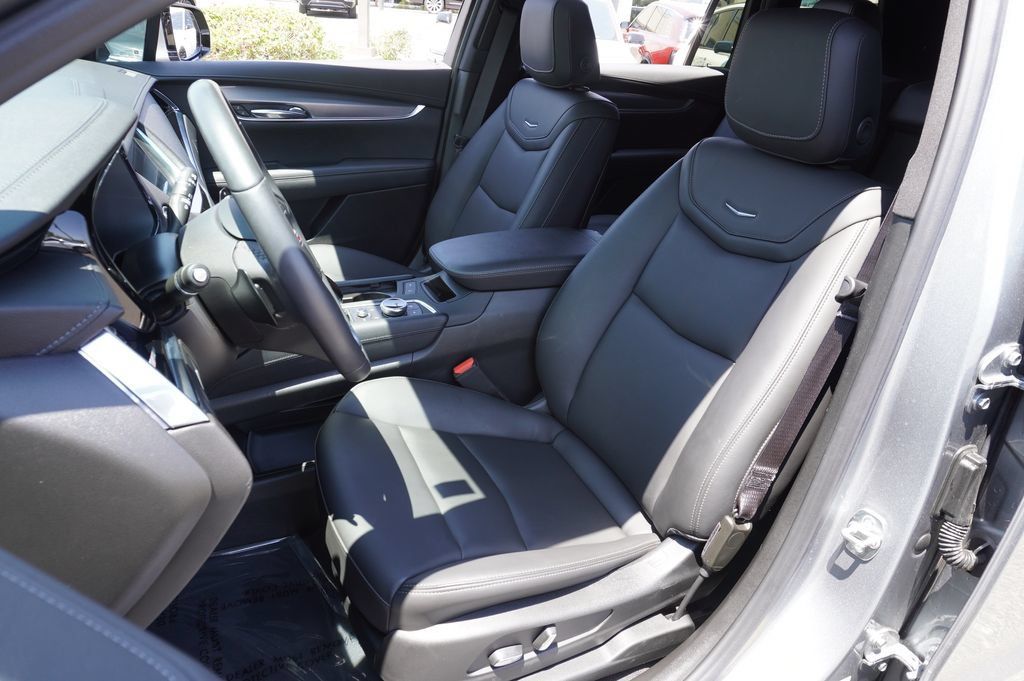 Certified 2025 Cadillac XT6 Luxury FWD image 18