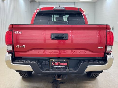 Used 2018 Toyota Tacoma SR5 w/ Four Season Floor Mat Package AWD/4WD image 7