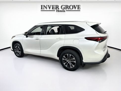 Used 2021 Toyota Highlander XLE AWD/4WD image 7