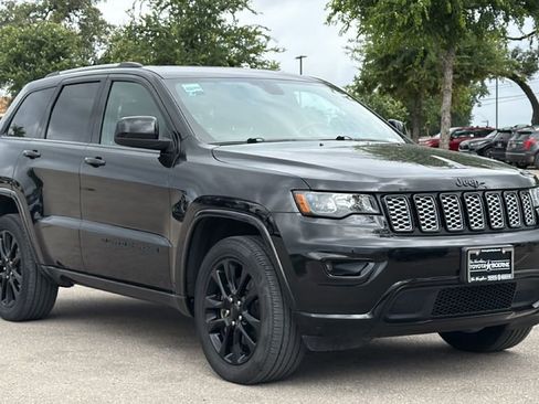 Used 2022 Jeep Grand Cherokee Laredo X AWD/4WD image 3