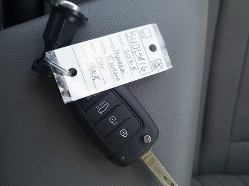 Used 2025 Hyundai Elantra SE image 35