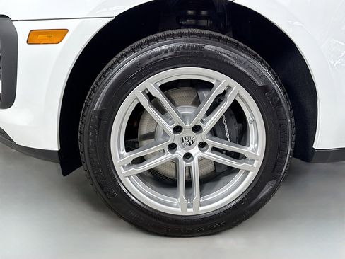 Certified 2025 Porsche Macan AWD/4WD image 24