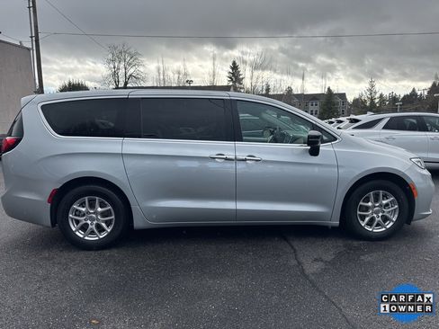 Used 2024 Chrysler Pacifica Touring-L image 11