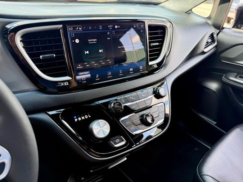 Used 2025 Chrysler Pacifica Select FWD image 23