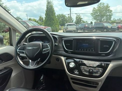Used 2020 Chrysler Pacifica Touring-L FWD image 7
