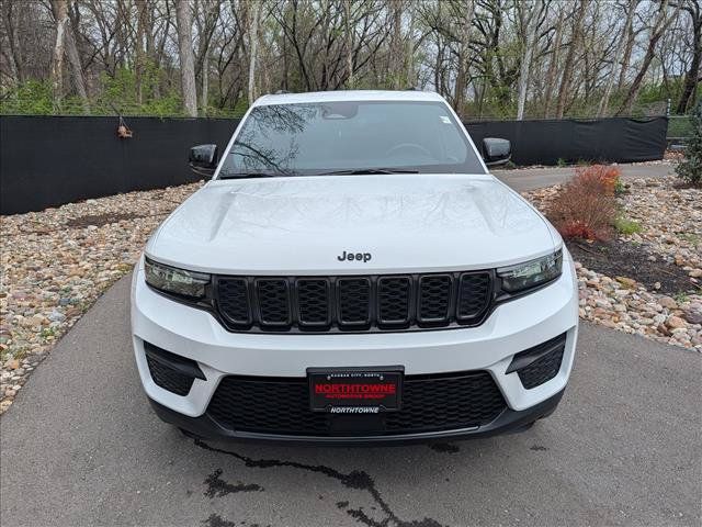 Used 2024 Jeep Grand Cherokee Altitude AWD/4WD image 8