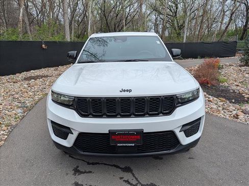 Used 2024 Jeep Grand Cherokee Altitude AWD/4WD image 8