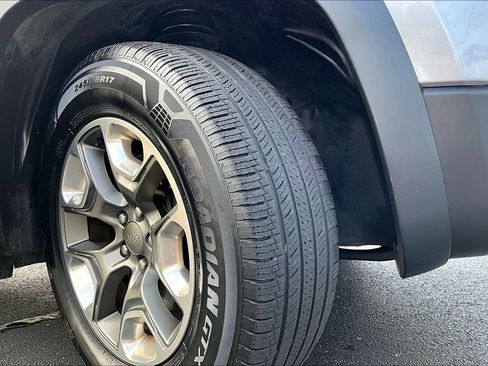 Used 2019 Jeep Cherokee Trailhawk w/ Cold Weather Group AWD/4WD image 7