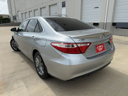 Used 2017 Toyota Camry SE w/ Moonroof Package FWD image 6