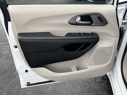 Used 2023 Chrysler Pacifica Touring-L image 11