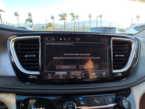 Used 2023 Chrysler Pacifica Touring-L image 14