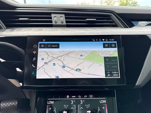 Used 2023 Audi e-tron Premium Plus w/ Premium Plus Package AWD/4WD image 19
