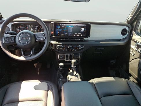 Used 2025 Jeep Gladiator Sport AWD/4WD image 9