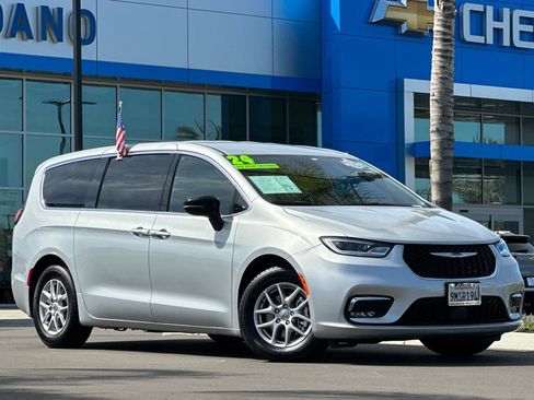 Used 2024 Chrysler Pacifica Touring FWD image 2