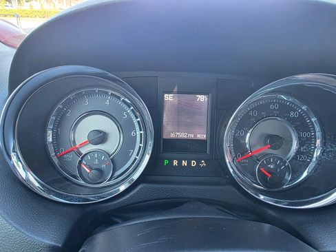 Used 2014 Chrysler Town & Country Touring FWD image 9