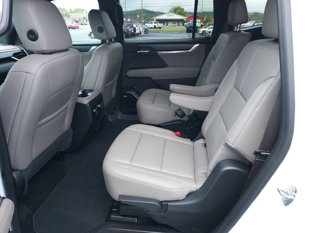 Used 2026 GMC Acadia Elevation w/ Elevation Premium Package FWD image 14