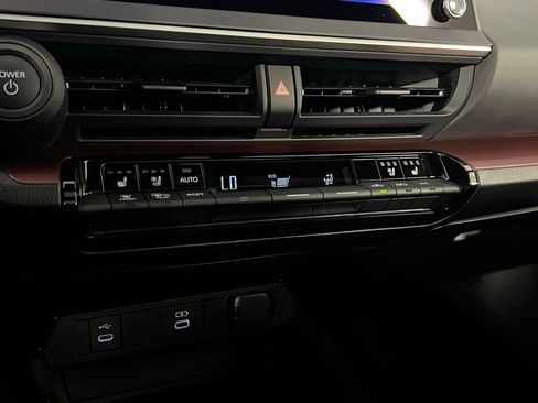 Used 2025 Toyota Prius Plug-In Hybrid w/ Limited Premium Package image 16