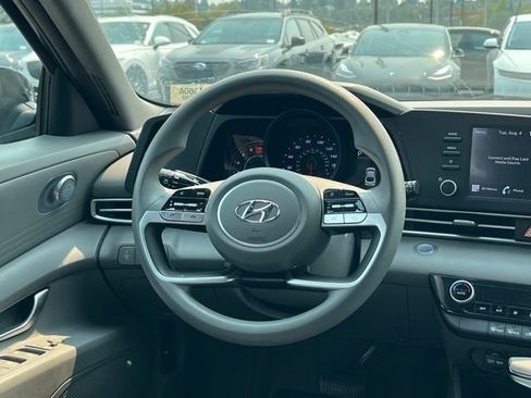 Used 2023 Hyundai Elantra SEL FWD image 11