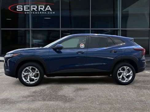 Used 2024 Chevrolet Trax LS w/ LS Convenience Package FWD image 2