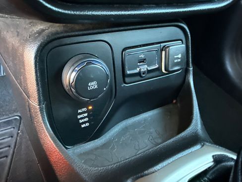 Used 2016 Jeep Renegade Latitude AWD/4WD image 21