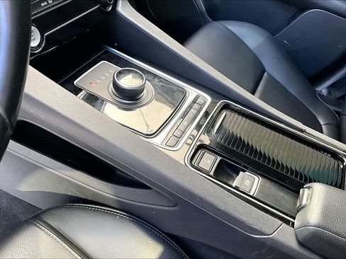 Used 2018 Jaguar F-PACE Premium image 17