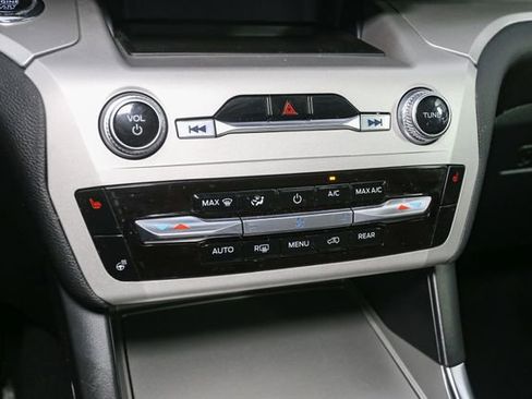 Used 2024 Ford Explorer XLT w/ Equipment Group 202A image 28