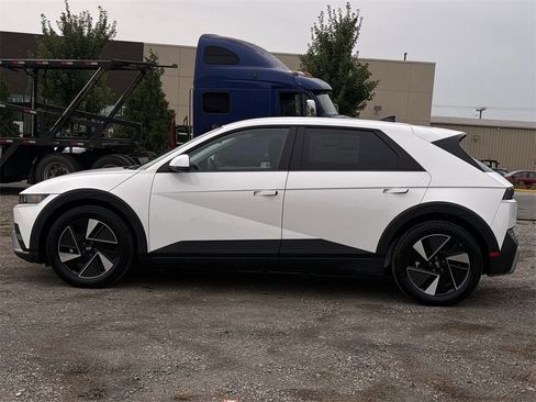 New 2025 Hyundai Ioniq 5 SE image 2