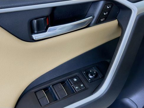 Used 2021 Toyota RAV4 Limited image 22