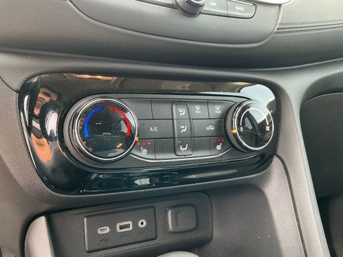 Used 2022 Buick Encore GX Preferred w/ Cold Weather Comfort Package AWD/4WD image 9