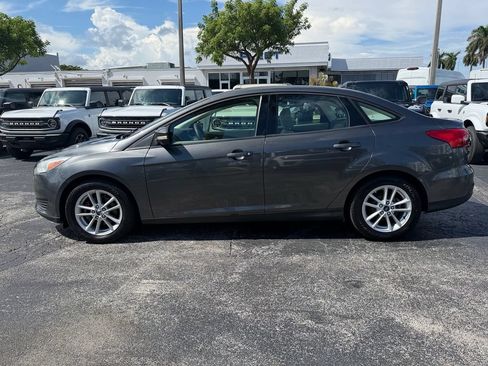 Used 2017 Ford Focus SE FWD image 2