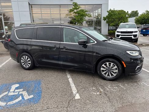 Used 2023 Chrysler Pacifica Touring-L FWD image 29