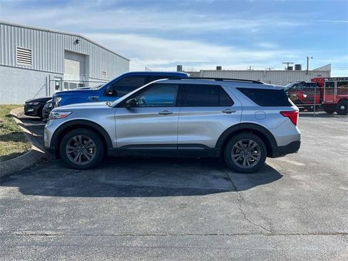 Used 2023 Ford Explorer XLT w/ Equipment Group 202A image 6