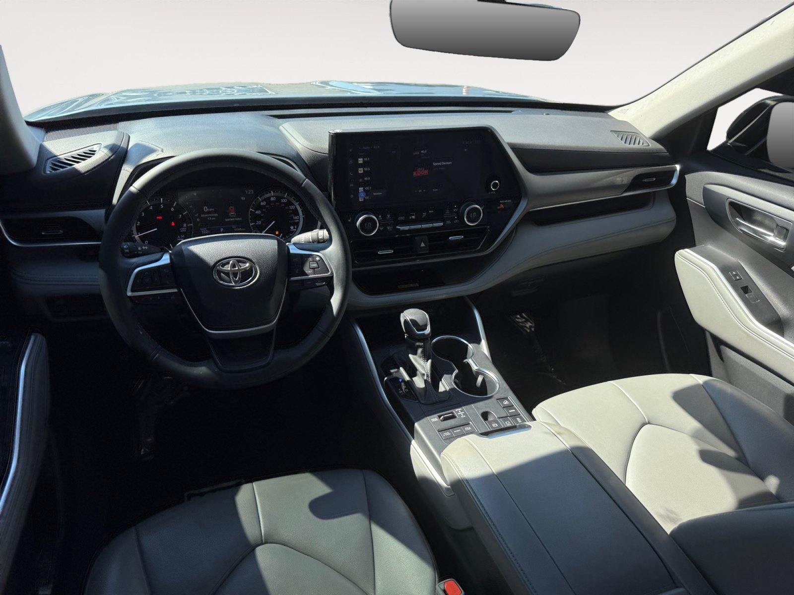 Used 2023 Toyota Highlander XLE AWD/4WD image 15
