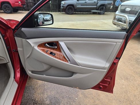 Used 2011 Toyota Camry XLE w/ SE/XLE Extra-Value Pkg FWD image 9