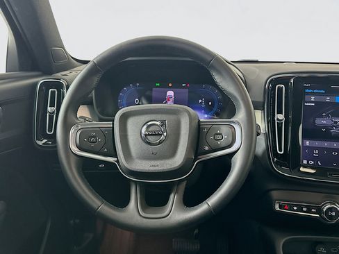 Used 2025 Volvo XC40 B5 Core image 18
