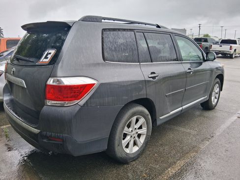 Used 2011 Toyota Highlander SE w/ Tow Pkg FWD image 3