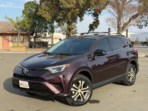 Used 2016 Toyota RAV4 LE image 1