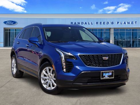 Used 2023 Cadillac XT4 Luxury w/ Cold Weather Package FWD image 1