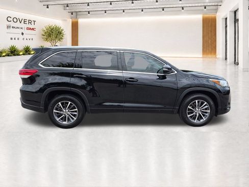 Used 2017 Toyota Highlander XLE FWD image 12