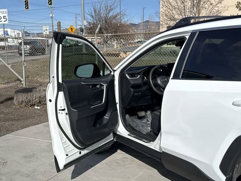 Used 2019 Toyota RAV4 LE w/ Carpet Mat Package image 10