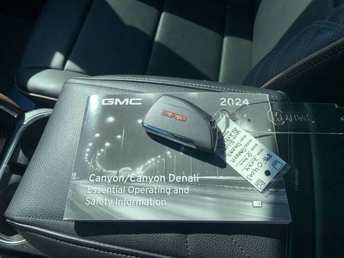 Used 2024 GMC Canyon Denali AWD/4WD image 9