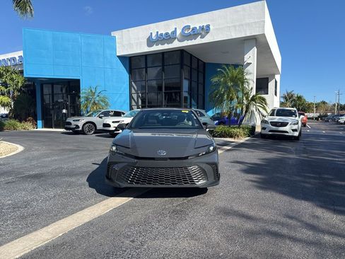 Used 2025 Toyota Camry SE image 2