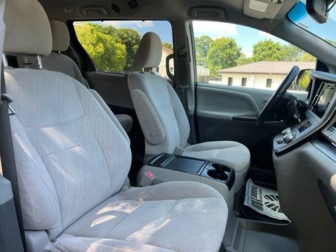 Used 2016 Toyota Sienna LE w/ Outdoor Package FWD image 21